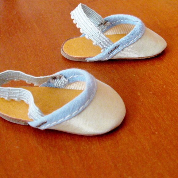 Dolly's Glamour Slippers w Original Box Light Blue Finest Doll Shoes Accessory - Picture 2 of 12